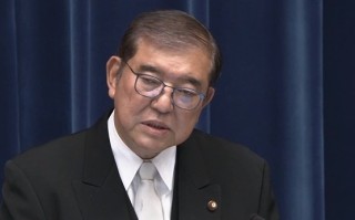 日本新任首相石破茂举行记者会